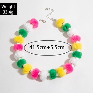 Détail du collier à pompons colorés montrant la longueur de 41,5 cm et le fermoir mousqueton