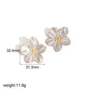Three-dimensional silver flower earrings with golden center and precise dimension markers
