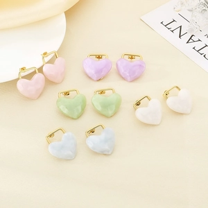 Chic pink heart stud earrings in polished stainless steel with colorful marble texture