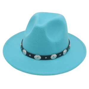 Détail du chapeau fedora turquoise avec ceinture en similicuir noir et rivets en métal