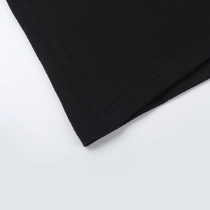 Détail de la couture à double aiguille sur l'ourlet de la robe en coton noir