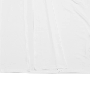 Détail de la texture du tissu blanc avec plis verticaux et coutures d'ourlet sur la robe