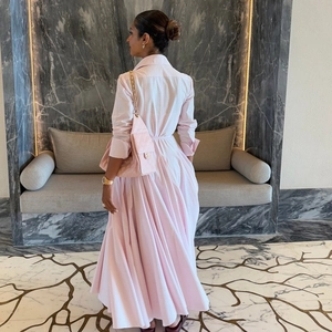 Robe chemise rose élégante à manches longues avec grande jupe plissée et taille cintrée