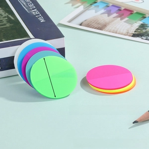 Dettaglio di post-it rotondi trasparenti colorati da 41 mm per indicizzare e evidenziare