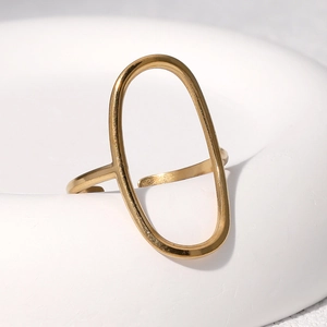 Bague ouverte géométrique évidée en acier inoxydable plaqué or 18 carats sur blanc