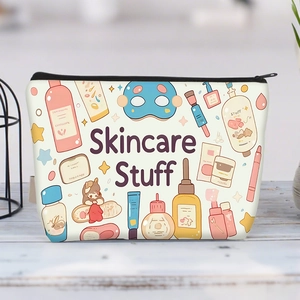 Detail der Kosmetiktasche aus Segeltuch mit Skincare Stuff Print auf Holztisch