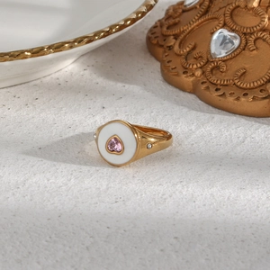 Détail de la bague plaquée or 18 carats avec émail blanc et pierre en cœur rose