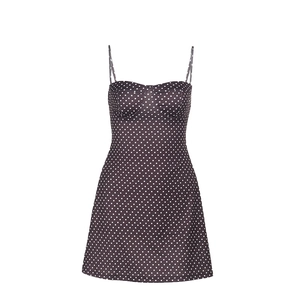 Dettaglio di un mini abito nero a pois con spalline sottili e corpino stile bustier