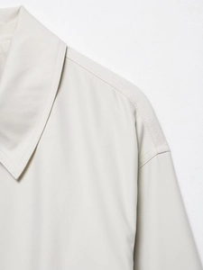 Detail van de reverskraag en schoudernaden op een beige casual damesjack van twill