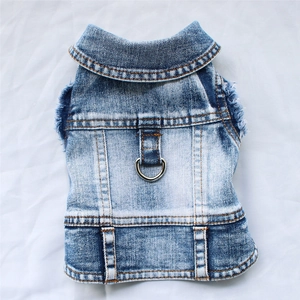 Gilet in denim blu lavato per animali con anello a D in metallo e bordi sfrangiati