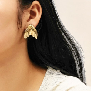 Boucles d'oreilles créoles queue de poisson dorées avec texture métallique brossée