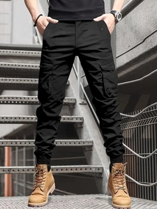 Schwarze Herren-Cargo-Jogger mit taktischen Taschen und moderner, konischer Passform