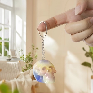 Macro-opname van kleurrijke schedelhanger sleutelhanger met zilveren metalen ketting