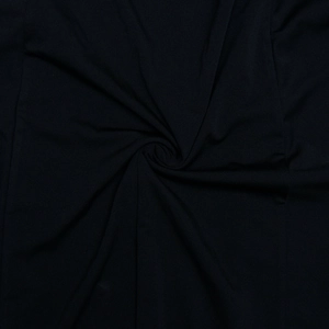 Vue macro détaillée montrant la texture et le pli en spirale du tissu noir de qualité