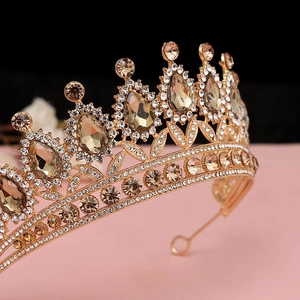 Dettaglio laterale di corona barocca dorata con gemme champagne e cristalli