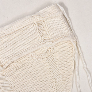 Detailansicht des ausgehöhlten Strickstoffs mit Distressed-Effekt in Elfenbeinweiß