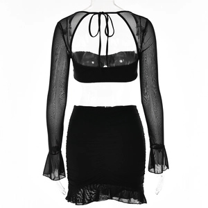 Vue arrière de l'ensemble noir deux pièces avec manches en tulle et jupe courte plissée