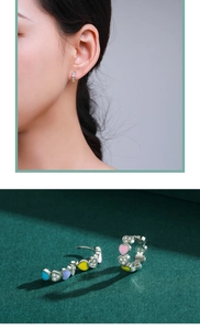 Dettaglio orecchini a C in argento S925 con cuori in smalto colorato e piccoli diamanti
