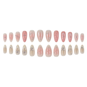 Unghie finte blush francesi con fiocchi 3D argento, perle e sfumatura forma mandorla