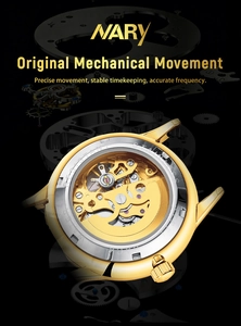 Détail macro du mouvement de montre mécanique automatique doré avec fond en acier
