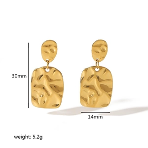 Detailed dimensions of gold hammered square earrings with freshwater pearl in 18K finish
