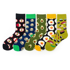 Dettaglio set di 5 calze con motivi alimentari come avocado e icone di sushi trendy