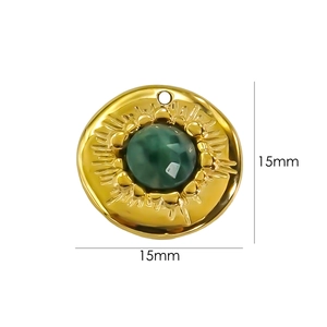 Goldener 14K vergoldeter Anhänger mit grünem Stein und Relief im Sonnenstrahl-Design