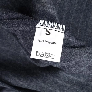 Vue macro de l'étiquette d'entretien indiquant la taille S et 100% polyester sur le tissu