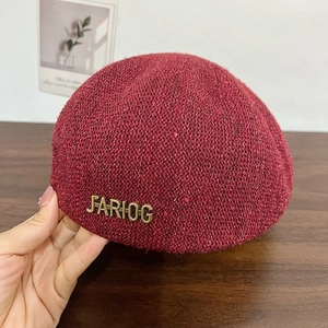 Béret en maille chenille bordeaux scintillant avec paillettes et plaque logo métallique