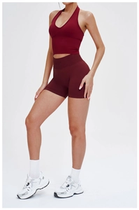 Détail de l'ensemble de sport bordeaux sans couture avec brassière dos nu et short taille haute