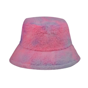 Détail de la fourrure synthétique dégradée rose et violette sur un chapeau bob d'hiver