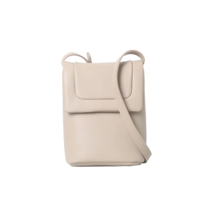 Détail de la mini sacoche beige pour téléphone avec texture de cuir grainé élégante