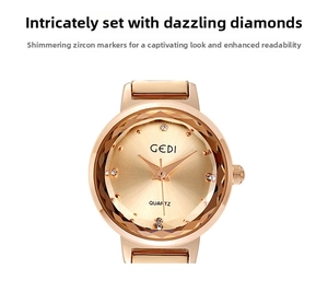 Dettaglio orologio da donna in oro rosa con vetro sfaccettato e indici in zircone