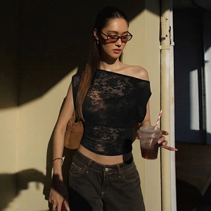 Detalle de encaje negro en una camiseta ajustada de hombro descubierto para mujer
