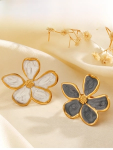 Détails de bagues vintage fleur de frangipanier avec émail noir et blanc élégant