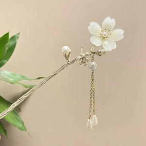 Detailansicht der Kirschblüten-Haarnadel mit goldener Quaste und Perlenakzenten