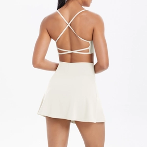Détail du soutien-gorge de yoga à dos croisé et jupe de tennis en tissu blanc crème