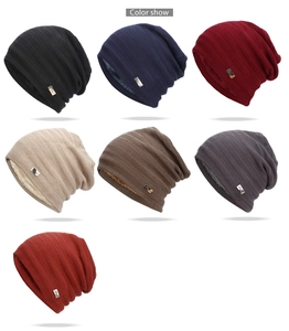 Collection de bonnets en maille de sept couleurs avec doublure polaire et logo métal