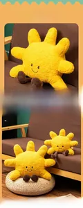 Detail eines weichen gelben Sonnenplüschkissens mit Smiley und dünnen braunen Beinen