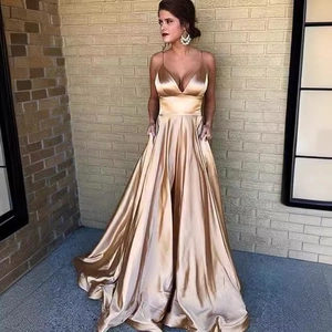 Robe de soirée longue en satin doré champagne à col en V et jupe évasée fluide élégante