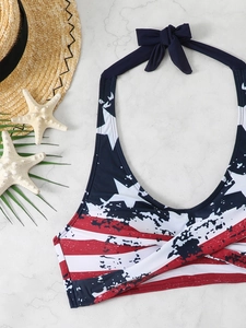 Dettaglio del top bikini a fascia con stampa bandiera americana e pieghe incrociate