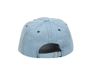 Vue arrière de la casquette de baseball en jean bleu clair avec boucle réglable en métal