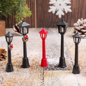Modelos de farolas antiguas en miniatura con coronas navideñas para escenas de bricolaje