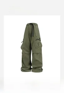 Detalle de pantalones cargo verde militar con bolsillos laterales y cordón bajo