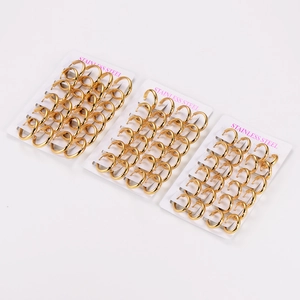 Nahaufnahme von 4mm vergoldeten Edelstahl-Creolen auf weißen Schmuckkarten-Sets