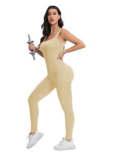 Détail de la combinaison de yoga côtelée beige sans couture avec col en U sans manches