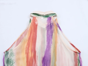 Détail du décolleté licou et petit revers avec rayures colorées à l'aquarelle
