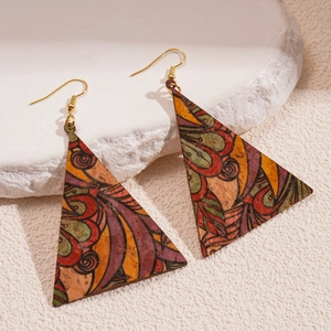 Détail de boucles d'oreilles triangles vintage avec motifs ethniques sur pierre