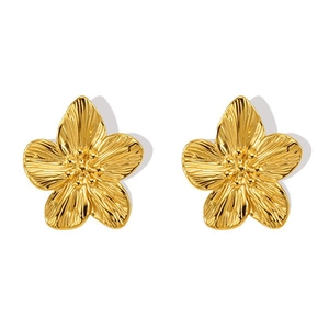 Elegante goldene Blumenohrstecker mit realistischer Blütenstruktur und mattem Finish