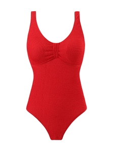 Détail d'un maillot de bain rouge avec tissu seersucker et décolleté en V à fronces
